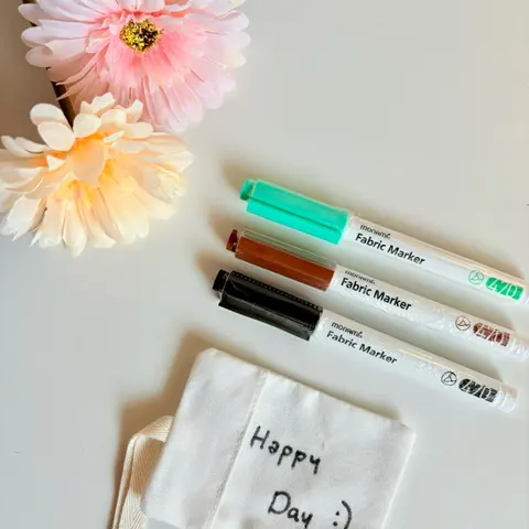 สินค้าใหม่!! ปากกาเขียนบนถุงผ้า/เสื้อผ้า มี3 สี